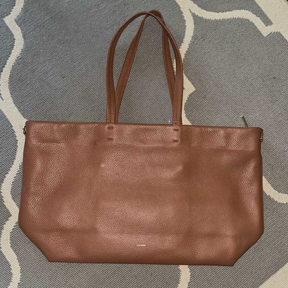 Cuyana classic Easy Zipper Tote in Caramel.